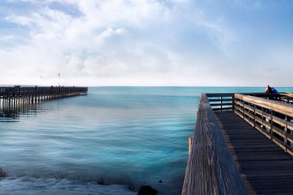 Calme et incroyablement belle mer, fascine et tire au-delà de l horizon