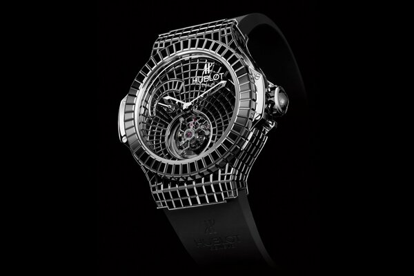 Horloge extraordinaire en noir