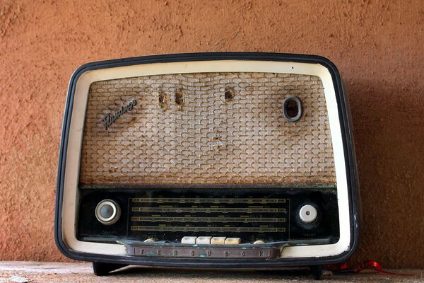 Old radio receiver on the background of the wall