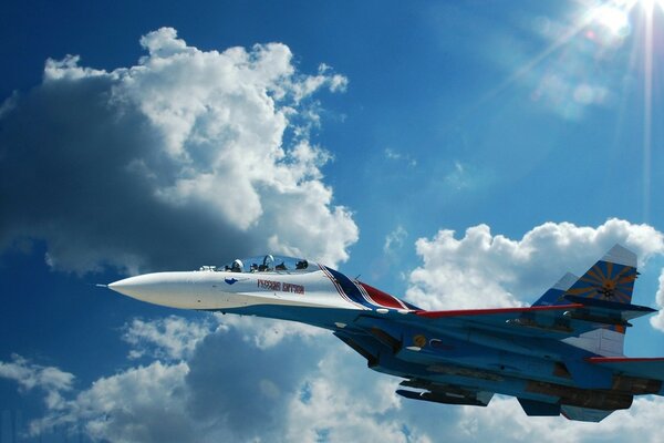 Su -27 am Himmel über dem Meeresspiegel ist etwa zwei Jahre alt