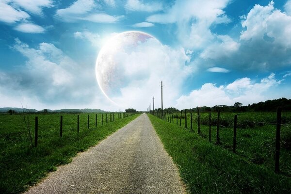 Der Weg entlang des Zauns zum Mond