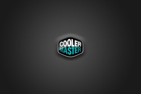 Logo cooler master, biało-niebieski napis na czarnym tle w spłaszczonym regularnym sześciokącie