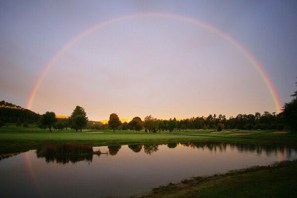 Brücke über dem Regenbogen-Fluss, Fluss bei Sonnenuntergang