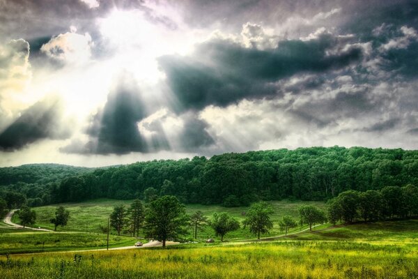 Helles Leuchten hinter den Wolken in der Natur