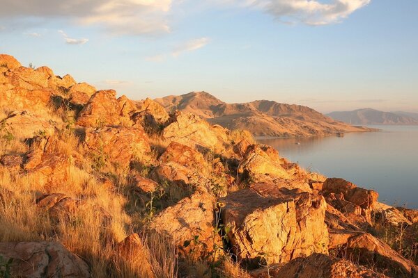 Catene montuose luce sole montagne rocce di sabbia