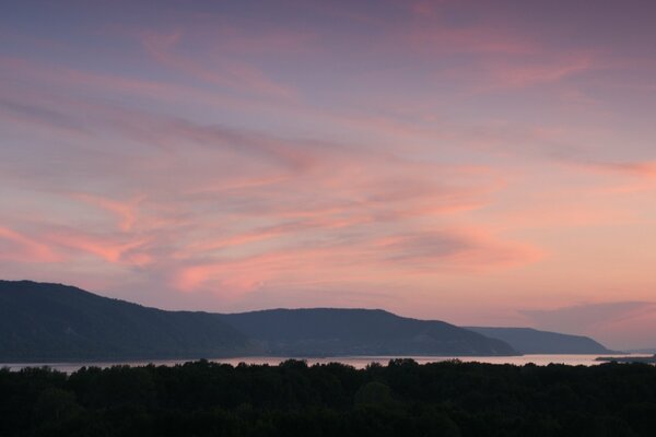Natura cielo rosa, nuvole di cotone, montagne, colline, tramonto, foresta, lago, superficie liscia