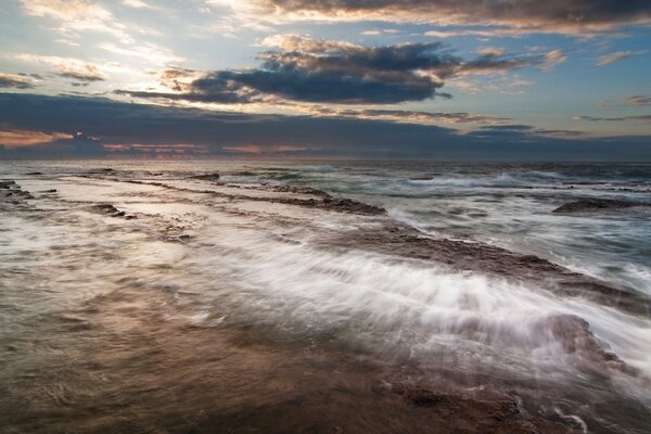 Inizio della tempesta increspature in mare