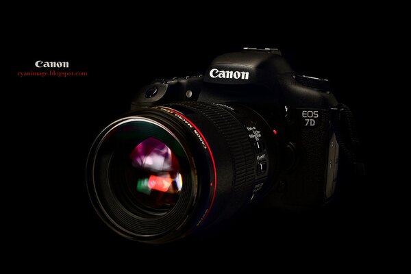 Очень стильный фотоаппарат canon eos 7d на черном фоне