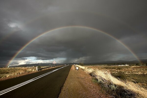 Enorme arco iris en el cielo nublado