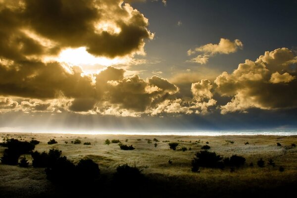 El brillante sol se esconde detrás de las nubes