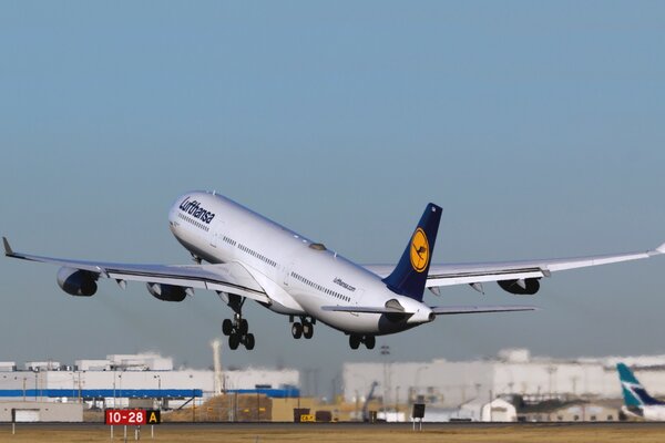 Abheben des Flugzeugs vom Streifen am Flughafen