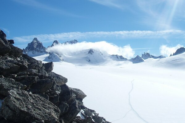 Pierres de montagne grises couvertes de neige