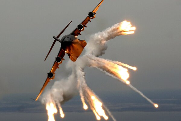 Autour de l avion de combat le feu et la fumée