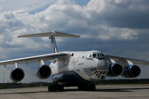 Avión de transporte militar en el fondo del cielo nublado