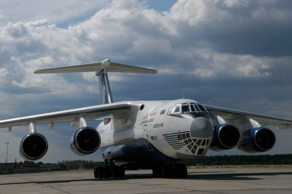 Avion de transport militaire sur fond de ciel plat