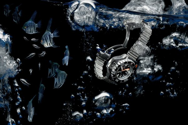 Srebrny zegarek unosi się pod wodą