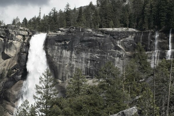 Bellezza della natura cascata rocce foresta rilievo natura