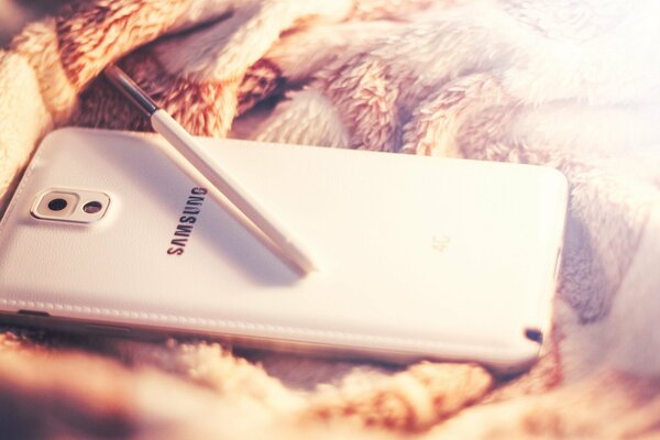 Бывший флагман от Samsung в белом цвете и s-pen