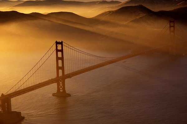 Hermosa vista del puente bajo el sol