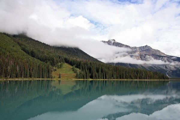 Nuages descendant les montagnes