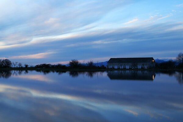 Spiegelbild des Himmels im Teich