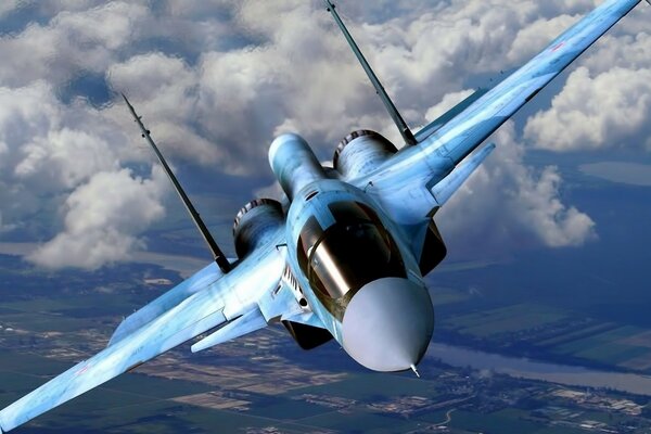 Blauer Su-34-Kämpfer am Himmel