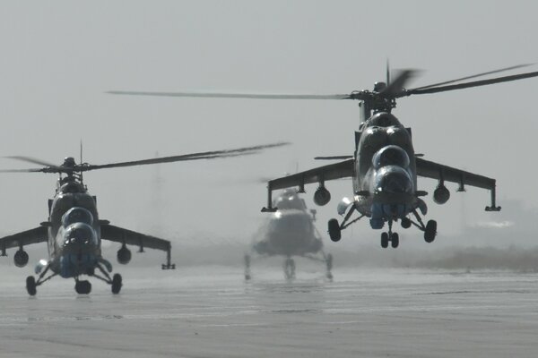 Foto mit Hubschraubern beim Start vom Flugplatz im Nebel