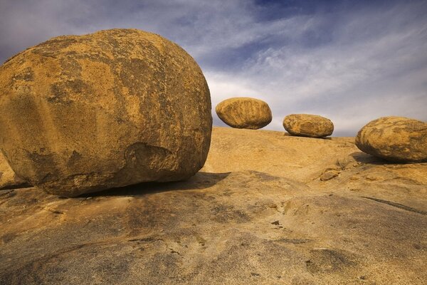 Rocas redondeadas de color beige en la pendiente