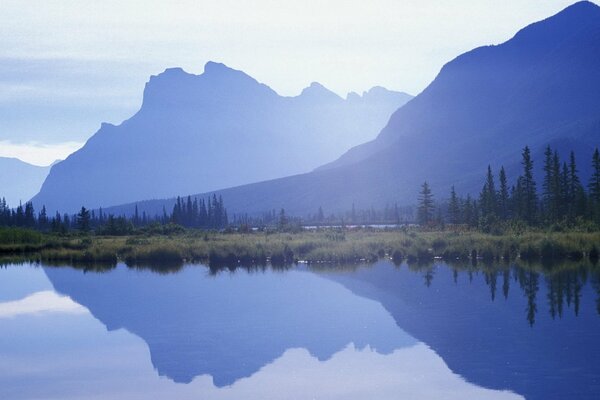Miroir de lac de montagne dans l eau