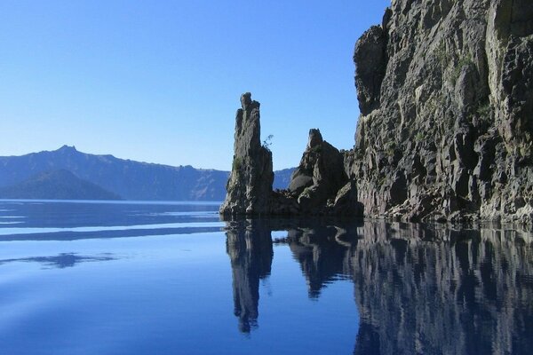 Rocas en el fondo de las montañas de la superficie del lago