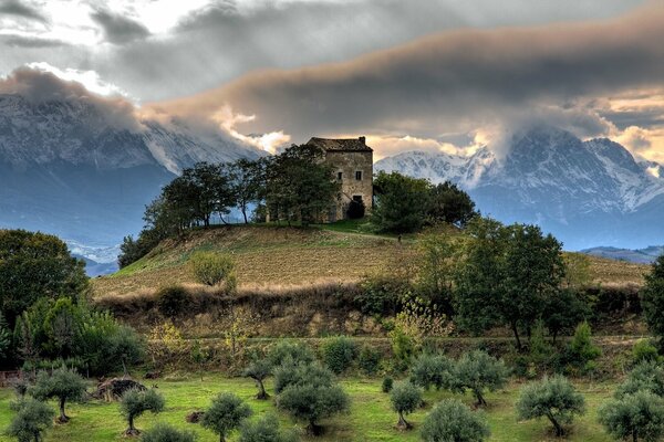 Edificio de piedra en una colina en la naturaleza