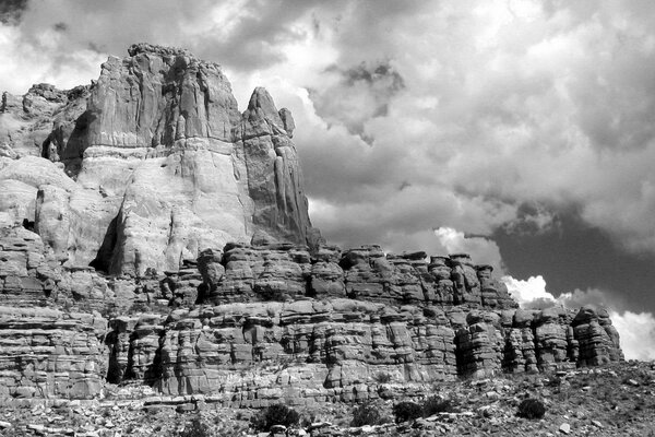 Berge und Felsen bedeckten die Wolken mit ihren Armen