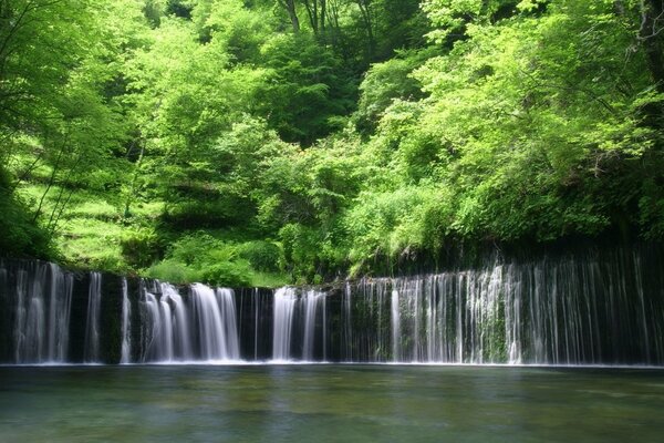 La frescura de una cascada de montaña . Agua de llenado de energía