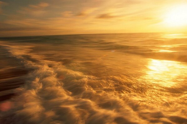 Tempête de mer sur fond de coucher de soleil doré