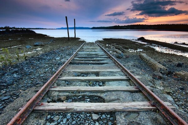 Die Eisenbahn in der Nähe des Wassers ist im Reich der Mitte als alltagstauglich teuer