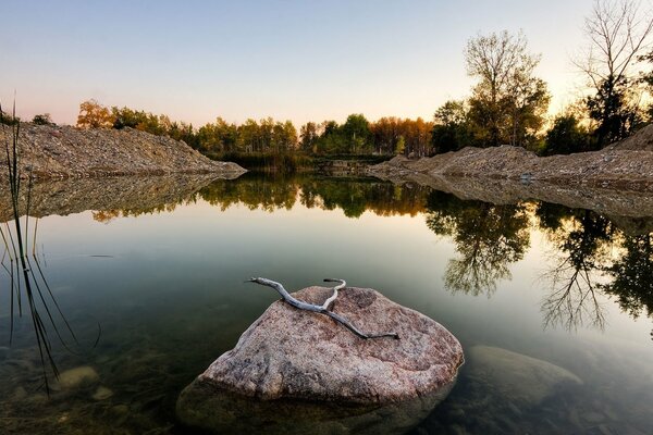 Piedra de poserenine del embalse en la noche