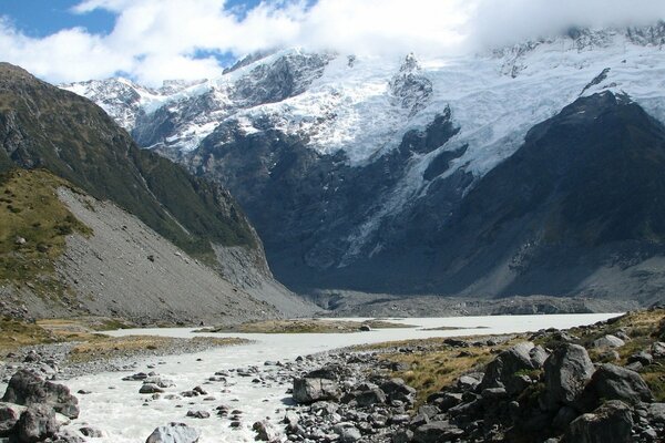 Paesaggio nelle montagne della montagna rocciosa sopra il torrente