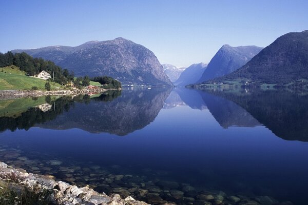 Ein Spiegelsee in einem nebligen Hochland