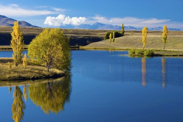 Islote en el lago azul a principios de otoño