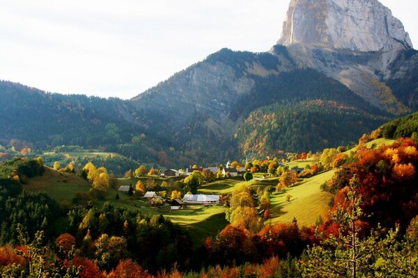 Collinette, rocce, alberi in un piccolo villaggio a sunny day