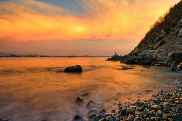 Cielo naranja sobre el agua en la naturaleza