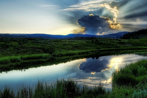 Un petit lac, des espaces verts, et un coucher de soleil incroyable