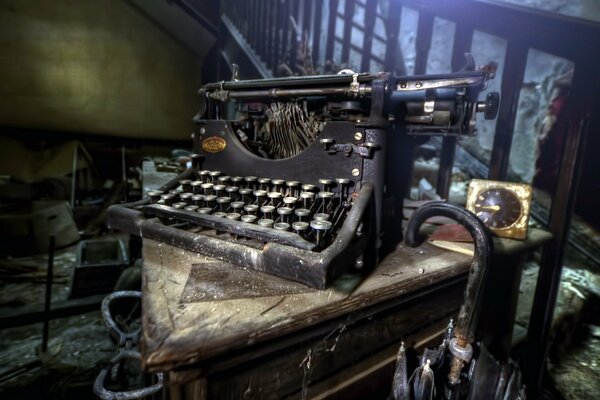 Vieille machine à écrire de rareté avec horloge sur fond d escalier