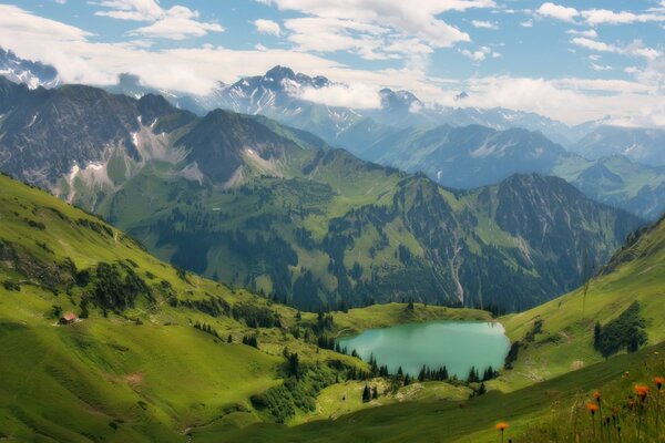 Grüne Altai-Kämme und ein reiner azurblauer See