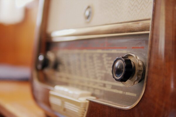 Radio en bois sur le même bureau