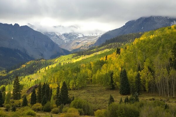 Sutiles rayos de luz sobre las montañas