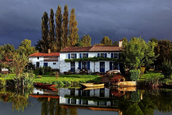 The house on the edge of the lake has always attracted tourists