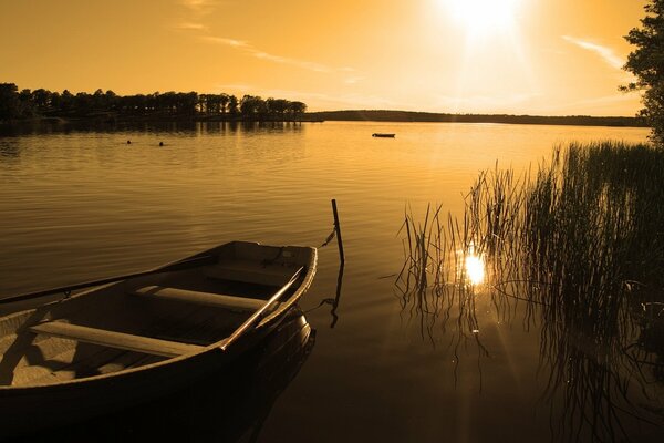 Boot in Kamaschach vor dem Hintergrund der untergehenden Sonne