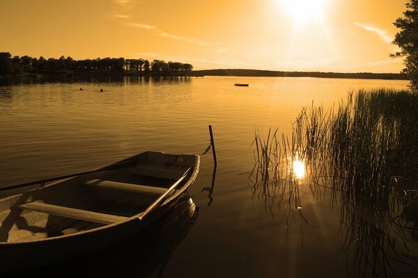 Bateau en kamashah sur fond de soleil assis