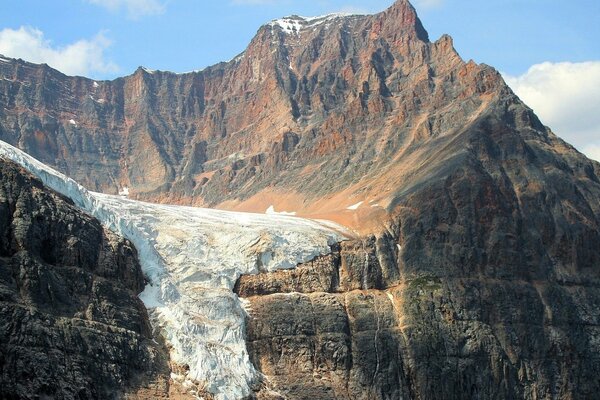 Hermosas montañas de avalancha